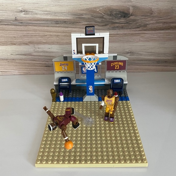 NBA C3 Legos Lebron James Vs. Kobe Bryant One on One - 100% complete - Picture 4 of 11